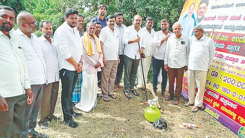 ತಾಲೂಕಿನ ಮಾಚಹಳ್ಳಿ ಬಳಿ 2 ಕೋಟಿ ರೂ. ವೆಚ್ಚದಲ್ಲಿ ನೂತನ ರಸ್ತೆ, ಸೇತುವೆ ನಿರ್ಮಾಣ ಕಾಮಗಾರಿಗೆ ಶುಕ್ರವಾರ ಭೂಮಿಪೂಜೆ 