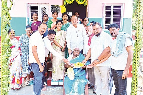 ಮದ್ದೂರು ತಾಲೂಕಿನ ವಳಗೆರೆಹಳ್ಳಿ ಕಾರ್ಯ ಕ್ಷೇತ್ರದಲ್ಲಿ ವಾತ್ಸಲ್ಯ ಫಲಾನುಭವಿ ಕಾಳಮ್ಮ ಅವರಿಗೆ ವಾತ್ಸಲ್ಯಮನೆ ಹಸ್ತಾಂತರ ಮಾಡಲಾಯಿತು. ಜಯಂತ ಪೂಜಾರಿ, ವಿ.ಸಿ.ಉಮಾಶಂಕರ್, ಎಂ.ಚೇತನಾ, ಎಂ.ಎ.ಹಾಲಪ್ಪ, ಶ್ವೇತಾ ಇದ್ದರು.