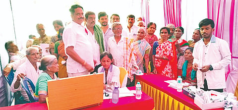 ಮದ್ದೂರು ತಾಲೂಕಿನ ಕೊಪ್ಪ ಹೋಬಳಿಯ ಬಿದರಕೋಟೆ ಗ್ರಾಮದಲ್ಲಿ ಆಯೋಜಿಸಿದ್ದ ಆರೋಗ್ಯ ತಪಾಸಣಾ ಶಿಬಿರಕ್ಕೆ ಜೆಡಿಎಸ್ ಜಿಲ್ಲಾ ಉಪಾಧ್ಯಕ್ಷ ಬಿದರಕೋಟೆ ಕುಶ ಚಾಲನೆ ನೀಡಿದರು. ಶಿವಲಿಂಗಯ್ಯ, ಬಿ.ಜೆ.ರಮೇಶ್, ಸಂತೋಷ್, ನಂದೀಶ್, ಸೋಮಶೇಖರ್, ಸೋಮರಾಜು ಇದ್ದರು.