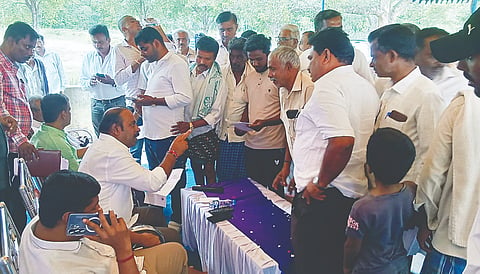 ಮದ್ದೂರು ತಾಲೂಕಿನ ಆಲೂರು ಗ್ರಾಮದಲ್ಲಿ ಆಯೋಜಿಸಿದ್ದ ಕಾಂಗ್ರೆಸ್ ಕಾರ್ಯಕರ್ತರು, ಮುಖಂಡರ ಸಭೆ ಯಲ್ಲಿ ಶಾಸಕ ಕೆ.ಎಂ.ಉದಯ್ ಅಹವಾಲು ಸ್ವೀಕರಿಸಿದರು. ಎಂ.ಕೆ.ಹರೀಶ್‌ಬಾಬು, ತೈಲೂರು ಚಲುವರಾಜು, ಪಿ.ಸಂದರ್ಶ, ಉದಯ್, ಸಿಪಾಯಿ ಶ್ರೀನಿವಾಸ್, ಪುಟ್ಟರಾಮು, ಕರಿಯಪ್ಪ, ಶಿವಣ್ಣ, ರಾಜು, ಜಗದೀಶ್, ಸುಪ್ರೀತ್ ಇತರರಿದ್ದರು.