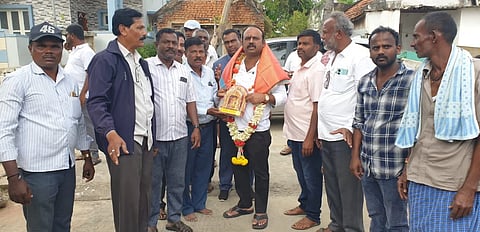 ಮದ್ದೂರು ತಾಲೂಕಿನ ನಿಲುವಾಗಿಲು ಗ್ರಾಮದಲ್ಲಿ ಶ್ರೀ ಬೋರೇಶ್ವರ ಸೇವಾ ಟ್ರಸ್ಟ್ ವತಿಯಿಂದ ಶಾಸಕ ಕೆ.ಎಂ.ಉದಯ್ ಅವರನ್ನು ಅಭಿನಂದಿಸಲಾಯಿತು. ಕೆ.ಟಿ.ಶಿವಕುಮಾರ್, ವೈರಮುಡಿ, ಗೋವಿಂದರಾಜು, ಶಿವಮ್ಮ ಇದ್ದರು.