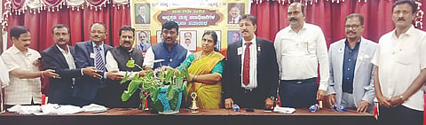 ಮದ್ದೂರು ನಗರದ ಮದ್ದೂರು ಕ್ರೀಡಾ ಬಳಗದಲ್ಲಿ ಆಯೋಜಿಸಿದ್ದ ಭಾರತಿನಗರ ಲಯನ್ಸ್ ಕ್ಲಬ್ ನೂತನ ಪದಾಧಿಕಾರಿಗಳ ಪದಗ್ರಹಣ ಸಮಾರಂಭಕ್ಕೆ ಜಿಲ್ಲಾ ಮಾಜಿ ಪ್ರಾಂತಪಾಲ ದೇವಿಪ್ರಸಾದ್ ಚಾಲನೆ ನೀಡಿದರು. ರವಿಕುಮಾರ್, ನಾಗೇಶ್, ರಂಗಸ್ವಾಮಿ, ವಿ.ಕೆ.ಜಗದೀಶ್, ವಿ.ಹರ್ಷ ಇದ್ದರು.