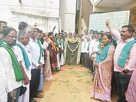 ಮದ್ದೂರು ತಾಲೂಕಿನ ಗೆಜ್ಜಲಗೆರೆ ಗ್ರಾಮದಲ್ಲಿ  ರೈತ ಸಂಘಟನೆ ಆಯೋಜಿಸಿದ ಕಾರ್ಯಕ್ರಮದ ವೇಳೆ ಹುತಾತ್ಮರಾದ ರೈತ ನಾಯಕರುಗಳಿಗೆ ಶ್ರದ್ಧಾಂಜಲಿ ಸಲ್ಲಿಸಿದರು. ಶಂಕರೇಗೌಡ, ಮಲ್ಲಯ್ಯ, ರಾಜುಗೌಡ, ಜಿ.ಎ.ಶಂಕರ್, ಲಿಂಗಪ್ಪಾಜಿ ಇದ್ದರು.