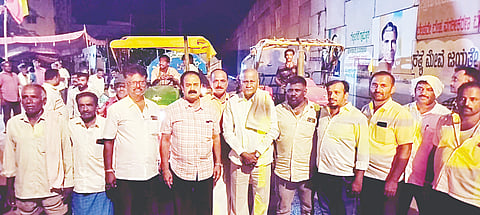 ಗೆಜ್ಜಲಗೆರೆ ಗ್ರಾಮಕ್ಕೆ ಟ್ಯಾಂಕರ್ ಮೂಲಕ ಮನೆಗಳಿಗೆ  ನೀರು ವಿತರಿಸುವ ಕಾರ್ಯಕ್ಕೆ ಮಾಜಿ ಸಚಿವ ಡಿ.ಸಿ.ತಮ್ಮಣ್ಣ ಚಾಲನೆ ನೀಡಿದರು. ಡಿ.ರಮೇಶ್, ಚಿಕ್ಕತಿಮ್ಮೇಗೌಡ, ಜಿ.ಪಿ.ಯೋಗೇಶ್, ಗುರು, ವೀರಪ್ಪ, ಮೋಹನ್ ಇದ್ದರು. 