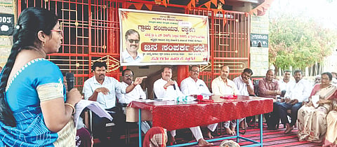 ಮುದ್ದೇಬಿಹಾಳ ತಾಲೂಕಿನ ರಕ್ಕಸಗಿ ಗ್ರಾ.ಪಂ. ವ್ಯಾಪ್ತಿಯಲ್ಲಿ ಬರುವ ಗ್ರಾಮಗಳಾದ ಕಾರಕೂರ, ಬಲದಿನ್ನಿ, ರಕ್ಕಸಗಿ, ಹುನಕುಂಟಿ ಗ್ರಾಮಗಳಲ್ಲಿ ಹಮ್ಮಿಕೊಂಡಿದ್ದ ಜನಸಂಪರ್ಕ ಸಭೆಯಲ್ಲಿ ಶಾಸಕ ಸಿ.ಎಸ್. ನಾಡಗೌಡ ಮಾತನಾಡಿದರು. ಸಂಗಣ್ಣ ನಾಡಗೌಡ, ಪೃಥ್ವಿರಾಜ್ ನಾಡಗೌಡ, ವೆಂಕಟೇಶ್ ಅಂಬಿಗೇರ ಮತ್ತಿತರರಿದ್ದರು.