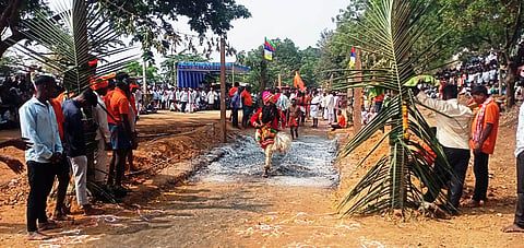 ಅಗ್ನಿಮಹೋತ್ಸವ ಫೋಟೋ ಶೀರ್ಷಿಕೆ:  ಮುಂಡರಗಿ ತಾಲೂಕಿನ ಸುಕ್ಷೇತ್ರ ಶಿಂಗಟಾಲೂರು ಶ್ರೀ ವೀರಭದ್ರೇಶ್ವರ ಜಾತ್ರಾ ಮಹೋತ್ಸವ ನಿಮಿತ್ತ ಮಂಗಳವಾರ ಅಗ್ನಿ ಮಹೋತ್ಸವ ಶ್ರದ್ಧಾ ಭಕ್ತಿಯಿಂದ ಜರುಗಿತು.