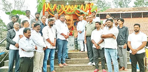 ಮೂಡಿಗೆರೆ ಹೊರವಲಯದ ಸಿದ್ದಾರ್ಥ ವನದಲ್ಲಿ ದಿ. ಸಿದ್ದಾರ್ಥ ಹೆಗ್ಗಡೆ ಅವರ ಜನ್ಮದಿನಾಚರಣೆ ನಡೆಯಿತು. ಮಾಜಿ ಸಚಿವ ಬಿ.ಬಿ.ನಿಂಗಯ್ಯ, ಜಿ.ಎಚ್.ಹಾಲಪ್ಪಗೌಡ, ಬ್ರಿಜೇಶ್ ಕಡಿದಾಳ್, ಅಲ್ತಾಫ್ ಬಿಳಗುಳ, ಬಿ.ಆರ್.ಬಾಲಕೃಷ್ಣ, ಜೆ.ಎಸ್.ರಘು, ಡಾ.ಜೆ.ಪಿ.ಕೃಷ್ಣೇಗೌಡ, ಡಿ.ಕೆ.ಲಕ್ಷ್ಮಣ್ ಗೌಡ ಇತರರಿದ್ದರು.