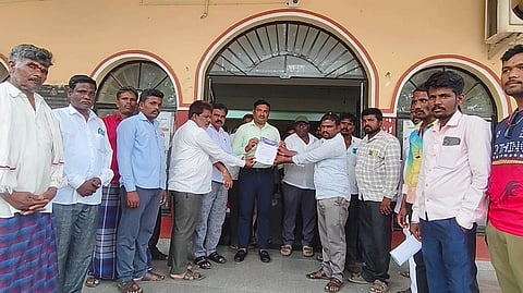 ಮುಂಡರಗಿ ಪಟ್ಟಣದಲ್ಲಿ ದಲಿತ ಸಂಘರ್ಷ ಸಮಿತಿ ಜಿಲ್ಲಾಘಟಕದಿಂದ ಗುರುವಾರ ತಹಸೀಲ್ದಾರ್ ರ‍್ರಿಸ್ವಾಮಿ ಪಿ.ಎಸ್.ಅವರಿಗೆ ಮನವಿ ಸಲ್ಲಿಸಲಾಯಿತು. ದುರುಗಪ್ಪ ಹರಿಜನ, ಸೋಮಣ್ಣ ಹೈತಾಪೂರ, ಶಿವಾನಂದ ದೊಡ್ಡಮನಿ, ಕಟ್ಟೆಪ್ಪ ಚಿಗರಮ್ಮನವರ, ಇತರರಿದ್ದರು.
