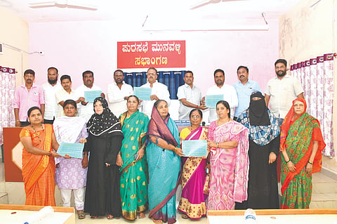 ಮುನವಳ್ಳಿ ಪುರಸಭೆಯಲ್ಲಿ 2026&27ನೇ ಸಾಲಿನ ಬಜೆಟ್​ಗೆ ಪುರಸಭೆ ಅಧ್ಯ ಈಶ್ವರ ಕರಿಕಟ್ಟಿ, ಉಪಾಧ್ಯ ಡಿ.ಡಿ.ಕಿನ್ನೂರಿ ಹಾಗೂ ಸದಸ್ಯರು ಅನುಮೋದನೆ ನೀಡಿದರು. ಮುಖ್ಯಾಧಿಕಾರಿ ಎಂ.ಎಂ.ತಿಮ್ಮಾಣಿ ಇತರರಿದ್ದರು.