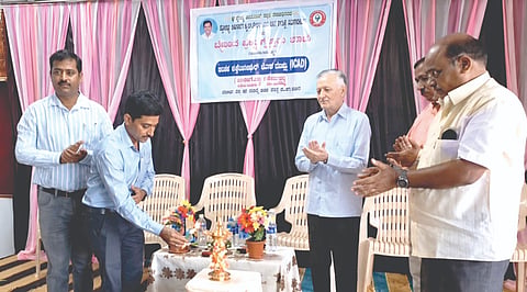 ಮೂಡಲಗಿ ಚೈತನ್ಯ ಖಾಸಗಿ ಕೈಗಾರಿಕಾ ತರಬೇತಿ ಸಂಸ್ಥೆಯಲ್ಲಿ ಹಮ್ಮಿಕೊಂಡಿದ್ದ ಅಪ್ರೆಂಟಿಸ್ ಮೇಳವನ್ನು ಗಣ್ಯರು ಉದ್ಘಾಟಿಸಿದರು. ಕೃಷ್ಣಾ ಮಾಲೋಜಿ, ಎಸ್.ಎಂ.ಕಮದಾಳ, ಎಸ್.ಬಿ.ಕುಳ್ಳೋಳಿ ಇತರರಿದ್ದರು