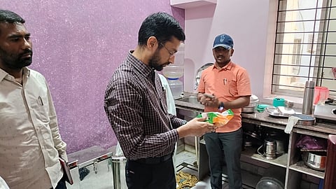 ರಾಯಚೂರಿನ  ಸರ್ಕಾರಿ ದತ್ತು ಸ್ವೀಕಾರ ಕೇಂದ್ರಕ್ಕೆ ಜಿಲ್ಲಾಧಿಕಾರಿ ನಿತೀಶ್ ಕೆ. ಮಂಗಳವಾರ ಸಂಜೆ ಭೇಟಿ ನೀಡಿ, ಪರಿಶಿಲನೆ ಮಾಡಿದರು. ಜಿಲ್ಲಾ ನಿರೂಪಣಾಧಿಕಾರಿ ಕುಮಾರ್ ಇದ್ದರು.