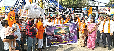 ಬಾಂಗ್ಲಾದೇಶದಲ್ಲಿ  ಹಿಂದು ಯುವಕನನ್ನು ಮರಕ್ಕೆ ನೇತುಹಾಕಿ ಸಜೀವ ದಹನ ಮಾಡಿದ್ದನ್ನು ಖಂಡಿಸಿ ವಿಶ್ವ ಹಿಂದು ಪರಿಷತ್ತು ಹಾಗೂ ಬಜರಂಗದಳ ಸಂಘದಿಂದ ಬುಧವಾರ ರಾಯಚೂರಿನ ಡಾ.ಬಿ.ಆರ್.ಅಂಬೇಡ್ಕರ್ ವೃತ್ತದಲ್ಲಿ ಪ್ರತಿಭಟನೆ ಮಾಡಿದರು. ರವಿಕೃಷ್ಣ, ರವಿಕುಮಾರ, ಬಸವರಾಜ, ಬಸವ, ಶರಣಬಸವ, ನಾಗರಾಜ ಬಾಲ್ಕಿ, ಸಾಯಿರೆಡ್ಡಿ, ರಾಜೇಂದ್ರ ಹರವಿ, ಶರಣು, ಉದಯ್, ಸುನಿಲ್ ರೆಡ್ಡಿ, ಶ್ರೀನಿವಾಸ ಯಾದವ್, ಚಂದ್ರಶೇಖರ, ಮಂಜುನಾಥ ಇದ್ದರು.