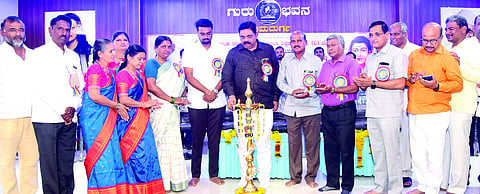 ರಾಮದುರ್ಗದಲ್ಲಿ ಹಮ್ಮಿಕೊಂಡಿದ್ದ ಸಾವಿತ್ರಿಬಾಯಿ ುಲೆ ಜನ್ಮದಿನಾಚರಣೆ ಹಾಗೂ ಪ್ರಶಸ್ತಿ ಪ್ರದಾನ ಸಮಾರಂಭವನ್ನು ಜಯಕುಮಾರ ಹೆಬಳಿ ಉದ್ಘಾಟಿಸಿದರು. ಸುರೇಂದ್ರ ಕಾಂಬಳೆ, ಕೃಷ್ಣ ರಾಜನ್ನವರ, ರಮೇಶ ಗೋಣಿ, ಎಂ.ಎಸ್.ನಿಜಗುಲಿ, ಸುಮಂಗಲಾ ಕಳಸಪ್ಪನವರ,  ರಾಜಶೇಖರ ಹಿರೇಮಠ ಇತರರರಿದ್ದರು.