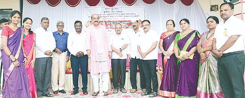 ರಾಮದುರ್ಗದ ಎಸ್​.ಐ.ಯಾದವಾಡ ಸರ್ಕಾರಿ ಪ್ರಥಮ ದರ್ಜೆ ಕಾಲೇಜಿನಲ್ಲಿ ಹಮ್ಮಿಕೊಂಡಿದ್ದ ಸಾಂಸತಿಕ, ಕ್ರೀಡಾ ಚಟುವಟಿಕೆಗಳ ಸಮಾರಂಭವನ್ನು ಅಶೋಕ ಪಟ್ಟಣ ಉದ್ಘಾಟಿಸಿದರು. ಪ್ರೊ.ಎಸ್​.ಜಿ.ಚಿಕ್ಕನರಗುಂದ, ಎಂ.ಡಿ.ಕಮತಗಿ, ವಿನಾಯಕ ಹೊಸಮನಿ, ಎ.ಬಿ.ವಗ್ಗರ, ಬಿ.ಎಲ್​.ರಾಯನಗೌಡರ,  ಅಂಜಲಿ ಸಲಬನ್ನವರ ಇತರರಿದ್ದರು.