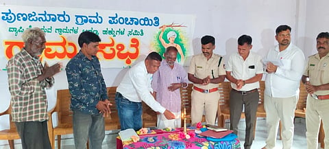 ಚಾಮರಾಜನಗರ ತಾಲೂಕಿನ ಕನ್ನೇರಿ ಕಾಲನಿಯಲ್ಲಿ ಇತ್ತೀಚೆಗೆ ಆಯೋಜಿಸಿದ್ದ ಗ್ರಾಮಸಭೆಯನ್ನು ಜಿಲ್ಲಾ ಬುಡಕಟ್ಟು ಗಿರಿಜನ ಅಭಿವೃದ್ಧಿ ಸಂಘದ ಕಾರ್ಯದರ್ಶಿ ಡಾ. ಸಿ.ಮಾದೇಗೌಡ ಉದ್ಘಾಟಿಸಿದರು. ಕೆ.ಗುಡಿ ವನ್ಯಜೀವಿ ಉಪ ವಲಯ ಅರಣ್ಯಾಧಿಕಾರಿ ದಿನೇಶ್, ಕಂದಾಯ ನಿರೀಕ್ಷಕ ಅಧಿಕಾರಿ ಜಯಪ್ಪ, ಸಂಘದ ಸದಸ್ಯರಾದ ಕೋಣುರೇಗೌಡ, ಶಿವಣ್ಣ, ಸಿದ್ದೇಗೌಡ ಇತರರು ಉಪಸ್ಥಿತರಿದ್ದರು.