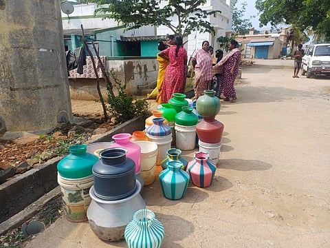 ಹನೂರು ತಾಲೂಕಿನ ಎಂ.ಜಿ.ದೊಡ್ಡಿ ಗ್ರಾಮದಲ್ಲಿ ಟ್ಯಾಂಕರ್‌ನಲ್ಲಿ ಪೂರೈಕೆ ಮಾಡಿರುವ ನೀರನ್ನು ಹಿಡಿಯುತ್ತಿರುವ ಮಹಿಳೆಯರು