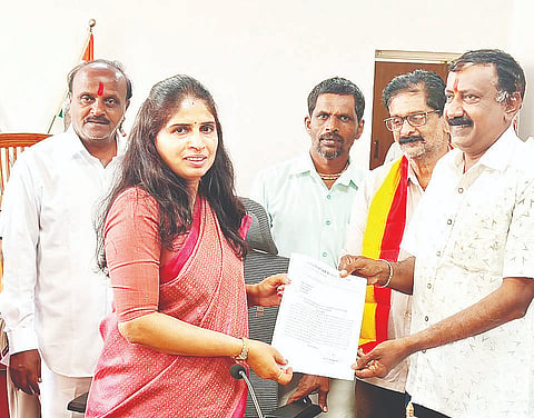  ಚಾಮರಾಜನಗರದ ಜಿಲ್ಲಾಧಿಕಾರಿ ಕಚೇರಿ ಸಭಾಂಗಣದಲ್ಲಿ ಡಿಸಿ ಶ್ರೀರೂಪಾಗೆ ಅಖಿಲ ಕರ್ನಾಟಕ ಮಹಾಸಭಾ ಅಧ್ಯಕ್ಷ ಚಾ.ರಂ.ಶ್ರೀನಿವಾಸಗೌಡ ಮಂಗಳವಾರ ಮನವಿ ಸಲ್ಲಿಸಿದರು.  ಪಣ್ಯದಹುಂಡಿ ರಾಜು, ನಿಜಧ್ವನಿ ಗೋವಿಂದರಾಜು, ಕೊಂಬು ಕಹಳೆ ರವಿಚಂದ್ರಪ್ರಸಾದ್ ಇದ್ದರು.