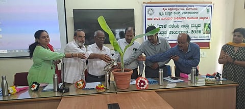  ಚಾಮರಾಜನಗರದ ತಾಲೂಕಿನ ಹರದನಹಳ್ಳಿ ಸಮೀಪದ ಕೃಷಿ ವಿಜ್ಞಾನ ಕೇಂದ್ರದಲ್ಲಿ ಬುಧವಾರ ಆಯೋಜಿಸಿದ್ದ ಜಿಲ್ಲಾಮಟ್ಟದ ಬಾಳೆ ಬೆಳೆ ವಿಚಾರ ಸಂಕಿರಣ ಕಾರ್ಯಕ್ರಮವನ್ನು  ಕೃಷಿ ಮಹಾ ವಿದ್ಯಾಲಯದ ವಿಶೇಷಾಧಿಕಾರಿ ಡಾ.ಸಿ.ದೊರೆಸ್ವಾಮಿ ಉದ್ಘಾಟಿಸಿದರು. ಡಾ. ಎನ್.ಟಿ.ನರೇಶ್, ಡಾ. ಸಿ. ರಾಮಚಂದ್ರ, ಡಾ. ಬಿ.ಪೊಂಪನಗೌಡ ಇತರರಿದ್ದರು.