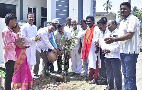  ಚಾಮರಾಜನಗರದ ರೈಲು ನಿಲ್ದಾಣದ ರಸ್ತೆಯಲ್ಲಿ ಈಶ್ವರಿ ಸೋಷಿಯಲ್ ಟ್ರಸ್ಟ್ ವತಿಯಿಂದ ಶುಕ್ರವಾರ ಆಯೋಜಿಸಿದ್ದ ಸಾಲು ಗಿಡ ನಡೆಸುವ ಕಾರ್ಯಕ್ರಮದಲ್ಲಿ ಕಾಡಾ ಮಾಜಿ ಅಧ್ಯಕ್ಷ ನಿಜಗುಣರಾಜು, ಪರಿಸರವಾದಿ ಪುಣಜನೂರು ದೊರೆಸ್ವಾಮಿ ಸಸಿ ನೆಟ್ಟರು. ಸಿ.ಎಂ.ನರಸಿಂಹಮೂರ್ತಿ, ಸಿ.ಎಂ.ವೆಂಕಟೇಶ್ ಮತ್ತು ಇತರರು ಇದ್ದರು.