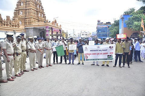 ಚಾಮರಾಜನಗರದ ಶ್ರೀಚಾಮರಾಜೇಶ್ವರ ದೇವಾಲಯದ ಆವರಣದಲ್ಲಿ ಜಿಲ್ಲಾ ಪೊಲೀಸ್ ಇಲಾಖೆ ವತಿಯಿಂದ ಅಂತರಾಷ್ಟ್ರೀಯ ಮಾದಕ ವ್ಯಸನ ತಡೆ ದಿನಾಚರಣೆ ಅಂಗವಾಗಿ ಬುಧವಾರ ಆಯೋಜಿಸಿದ್ದ ಮಾದಕ ವಸ್ತುಗಳ ಸೇವನೆ ಹಾಗೂ ವ್ಯಸನದ ದುಷ್ಪರಿಣಾಮಗಳ ಕುರಿತ ಜಾಗೃತಿ ಜಾಥಾಗೆ ಹೆಚ್ಚುವರಿ ಜಿಲ್ಲಾ ಪೊಲೀಸ್ ವರಿಷ್ಠಾಧಿಕಾರಿ ಎಂ.ಎನ್. ಶಶಿಧರ್ ಚಾಲನೆ ನೀಡಿದರು. ಡಿವೈಎಸ್‌ಪಿಗಳಾದ ಸ್ನೇಹರಾಜ್, ಸೋಮಣ್ಣ, ಪೊಲೀಸ್ ಅಧಿಕಾರಿಗಳು, ಸಿಬ್ಬಂದಿ  ಇದ್ದರು. 