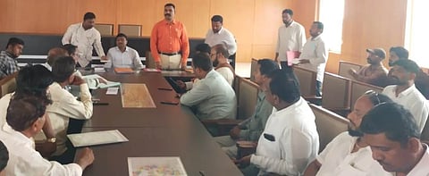 ರಾಯಬಾಗ ಪಟ್ಟಣದ ತಹಸೀಲ್ದಾರ್ ಕಾರ್ಯಲಯದ ಸಭಾಂಗಣದಲ್ಲಿ ಹಮ್ಮಿಕೊಂಡಿದ್ದ ಮತದಾರರ ಪಟ್ಟಿ ಪರಿಷ್ಕರಣೆ ಸಭೆಯಲ್ಲಿ ನೋಡಲ್ ಅಧಿಕಾರಿ ಸಂತೋಷ ಕಾಮಗೌಡ, ತಹಸೀಲ್ದಾರ್ ಮಹಾದೇವ ಸನಮುರಿ ಇತರರಿದ್ದರು.