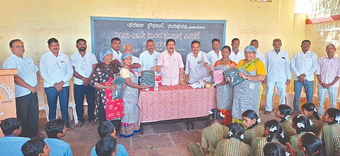 ರಾಯಬಾಗ ತಾಲೂಕಿನ ನಂದಿಕುರಳಿ ಗ್ರಾಮದ ಸರ್ಕಾರಿ ಪ್ರೌಢಶಾಲೆ ಅಡುಗೆ ಸಿಬ್ಬಂದಿಗೆ ಶಾಸಕ ಡಿ.ಎಂ.ಐಹೊಳೆ ಸಮವಸö ವಿತರಿಸಿದರು. ಅಮಿತ ಜಾಧವ, ಸುರೇಶ ಮೇಖಳಿ, ಶ್ರೀಕಾಂತ ಸಂಗೋಟೆ, ಪಿ.ಆರ್.ಸಮಾಜೆ, ಶ್ರೀಮಂತ ದತ್ತವಾಡೆ ಇತರರು ಇದ್ದರು.