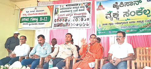 ಭಿರಡಿ ಗ್ರಾಮದಲ್ಲಿ ಹಮ್ಮಿಕೊಂಡಿದ್ದ ವೃಕ್ಷ ಸಂಕಲ್ಪ ಕಾರ್ಯಕ್ರಮದಲ್ಲಿ ಶಿವಪ್ರಸಾದ ದೇವರು ಮಾತನಾಡಿದರು. ವಿನೋದ ಮಾವರಕರ, ಗಣೇಶ ಹೆಗಡೆ, ಮಹಾದೇವ ಬೋರಗಾಂವೆ, ಶರಣಬಸು ಕೆಂಭಾವಿ ಇತರರಿದ್ದರು.