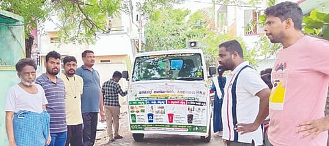 ಸಿಂಧನೂರಿನ ನಟರಾಜ ಕಾಲನಿಯಲ್ಲಿ ಘನತ್ಯಾಜ್ಯ ವಸ್ತು ನಿರ್ವಹಣೆ ಕುರಿತು ಜಾಗೃತಿ ಮೂಡಿಸಲಾಯಿತು. ನಗರಸಭೆಯ ಪರಿಸರ ಇಂಜನಿಯರ್ ಚೇತನಕುಮಾರ, ಆರೋಗ್ಯ ನಿರೀಕ್ಷಕರಾದ ಕಿಶನ್‌ರಾವ್, ವೆಂಕಟೇಶಕುಮಾರ ಇತರರಿದ್ದರು. 
