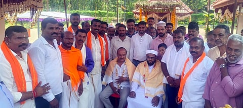    ಸೋಮವಾರಪೇಟೆ ತಾಲೂಕಿನ ತಣ್ಣೀರುಹಳ್ಳ ವೀರಭದ್ರ ಹಾಗೂ ಸಪರಿವಾರ ದೇವರುಗಳ ದೇವಾಲಯ ಪ್ರತಿಷ್ಠಾ ಬಂಧ ಬ್ರಹ್ಮಕಲಶೋತ್ಸವ ಕಾರ್ಯಕ್ರಮದಲ್ಲಿ ಧರ್ಮಗುರು ಮರ್ಝೂಕ್ ಸಖಾಫಿ, ಸ್ಥಳೀಯ ನಿವಾಸಿ ಇಬ್ರಾಹಿಂ ಅವರನ್ನು ಗೌರವಿಸಲಾಯಿತು. ದೇವಾಲಯ ಸಮಿತಿ ಅಧ್ಯಕ್ಷ ಕೆ.ರವಿ, ಉಪಾಧ್ಯಕ್ಷ ಸತ್ಯ, ಕಾರ್ಯದರ್ಶಿ ಅನಿಲ್ ಶೆಟ್ಟಿ, ಖಜಾಂಚಿ  ಏಳುಮಲೈ ಇದ್ದರು. 