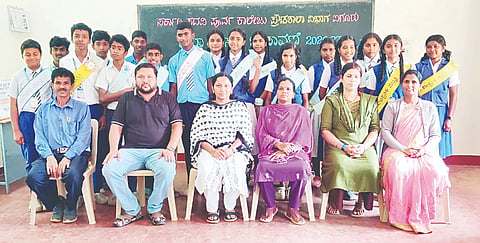 ಸೋಮವಾರಪೇಟೆ ತಾಲೂಕಿನ ಐಗೂರು ಸರಕಾರಿ ಪ್ರೌಢಶಾಲೆಯಲ್ಲಿ ನಡೆದ ಶಾಲಾ ಸಂಸತ್ ಚುನಾವಣೆಯಲ್ಲಿ ಆಯ್ಕೆಯಾದ ವಿದ್ಯಾರ್ಥಿಗಳು.