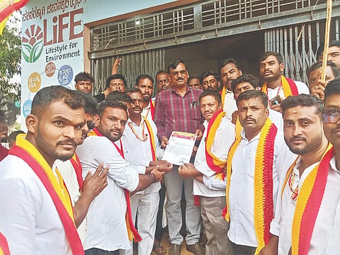 ಶಿರಾಳಕೊಪ್ಪದಲ್ಲಿ ರಣಾ ವೇದಿಕೆಯಿಂದ ಕನ್ನಡ ನಾಮ ಫಲಕ ಕಡ್ಡಾಯವಾಗಿ ಅಳವಡಿಸುವಂತೆ ಆಗ್ರಹಿಸಿ ಪುರಸಭೆ  ಮುಖ್ಯಾಧಿಕಾರಿಗಳಿಗೆ ಮನವಿ ಸಲ್ಲಿಸಲಾಯಿತು. ರವಿನಾಯ್ಕ, ನವೀನ್​, ವಿಜಯ್​ ಕುಮಾರ್​, ನಾಗರಾಜ್​ ಇತರರಿದ್ದರು. 