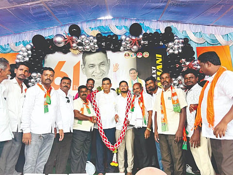 ಸವದತ್ತಿ ನಗರದಲ್ಲಿ ಹಮ್ಮಿಕೊಂಡಿದ್ದ ಜನ್ಮದಿನದ ಕಾರ್ಯಕ್ರಮದಲ್ಲಿ ಬಿಜೆಪಿ ಮಂಡಲ ಅಧ್ಯಕ್ಷ, ಬಿಡಿಸಿಸಿ ಬ್ಯಾಂಕ್ ನಿರ್ದೇಶಕ ವಿರೂಪಾಕ್ಷ ಮಾಮನಿ ಅವರನ್ನು ಗಣ್ಯರು ಹಾಗೂ ಕಾರ್ಯಕರ್ತರು ಸನ್ಮಾನಿಸಿದರು. ಯಲ್ಲಪ್ಪ ಬಜೇರಿ, ಶ್ರೇಯಸ್ ಮಾಮನಿ, ಬಸವರಾಜ ಕುಟ್ಟಿ, ಮಲ್ಲಿಕಾರ್ಜುನ ಬೆಳ್ಳಿಕೊಪ್ಪಿ, ಬಸವರಾಜ ವರವಣ್ಣವರ ಇತರರಿದ್ದರು.