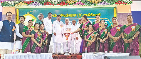 ತಾಳಿಕೋಟೆ ಪಟ್ಟಣದ ಶ್ರೀ ಖಾಸ್ಗತೇಶ್ವರ ಸಭಾ ಭವನದಲ್ಲಿ ಆಯೋಜಿಸಲಾದ ಅವ್ಮ ಫೌಂಡೇಶನ್ ಉದ್ಘಾಟನಾ ಸಮಾರಂಭವನ್ನು ಮಾಜಿ ಶಾಸಕ ಸೋಮನಗೌಡ ಪಾಟೀಲ ಉದ್ಘಾಟಿಸಿದರು. ಎಸ್.ಆರ್. ಬೇನಾಳಮಠ, ಶೇಷಾಚಲ ಹವಾಲ್ದಾರ, ವಿದ್ಯಾ ವೀರಕ್ತಮಠ ಮತ್ತಿತರರಿದ್ದರು.