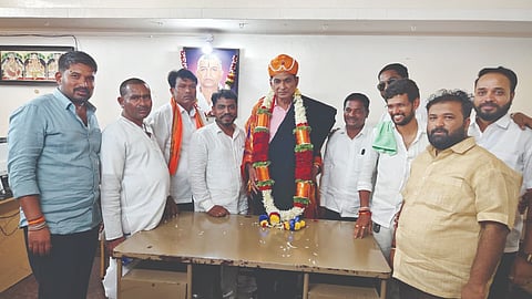 ಮಬನೂರ ಗ್ರಾಮದಲ್ಲಿ ಹಮ್ಮಿಕೊಂಡಿದ್ದ ಸಮಾರಂಭದಲ್ಲಿ ಅಭಿಮಾನಿಗಳು ವಿರೂಪಾಕ್ಷ ಮಾಮನಿ ಅವರನ್ನು ಸನ್ಮಾನಿಸಿದರು. ಮಹಾದೇವ ಮುರಗೋಡ, ಈರಣ್ಣ ಚಂದರಗಿ, ಮಾರುತಿ ಅಪ್ಪನ್ನವರ, ಪುಂಡಲೀಕ ಉಪ್ಪಾರ ಇತರರಿದ್ದರು.