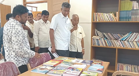 ಯಮಕನಮರಡಿಯ ಡಿಜಿಟಲ್ ಗ್ರಂಥಾಲಯಕ್ಕೆ ಸಚಿವ ಸತೀಶ ಜಾರಕಿಹೊಳಿ ಭೇಟಿ ನೀಡಿ ಪರಿಶೀಲಿಸಿದರು.