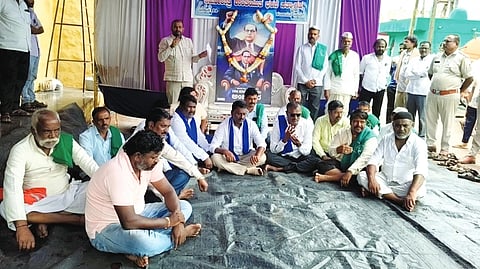 ವಿವಿಧ ಬೇಡಿಕೆಗಳಿಗೆ ಆಗ್ರಹಿಸಿ ಡಿಎಸ್‌ಎಸ್, ಕರವೇ ಹಾಗೂ ರೈತ ಸಂಘ ಸೇರಿ ವಿವಿಧ ಸಂಘಟನೆಗಳ ಕಾರ್ಯಕರ್ತರು ಯರಗಟ್ಟಿ ಪಟ್ಟಣ ಪಂಚಾಯಿತಿ ಎದುರು ಅನಿರ್ದಿಷ್ಟಾವಧಿ ಧರಣಿ ಕೈಗೊಂಡರು. ಭಾಸ್ಕರ ಹಿರೇಮೆತ್ರಿ, ಸೋಮು ರೈನಾಪುರ ಇತರರಿದ್ದರು.