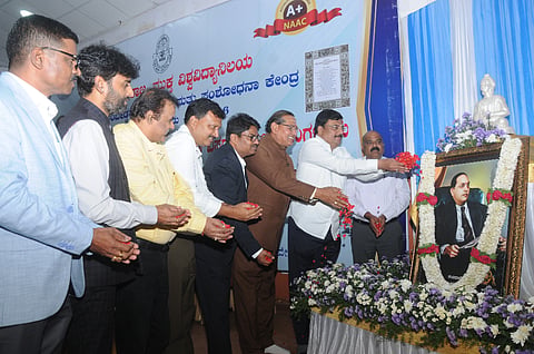 ಕರ್ನಾಟಕ ರಾಜ್ಯ ಮುಕ್ತ ವಿಶ್ವವಿದ್ಯಾಲಯದ ಕಾವೇರಿ ಸಭಾಂಗಣದಲ್ಲಿ ಆಯೋಜಿಸಿದ್ದ ಕಾರ್ಯಕ್ರಮವನ್ನು  ಶಾಸಕ ಪಿ.ಎಂ.ನರೇಂದ್ರ ಸ್ವಾಮಿ ಉದ್ಘಾಟಿಸಿದರು. ಪ್ರೊ.ಶರಣಪ್ಪ ವಿ.ಹಲಸೆ, ಪ್ರೊ.ಎಸ್.ಕೆ. ನವೀನ್‌ಕುಮಾರ್, ಪ್ರೊ.ರಾಮನಾಥಂ ನಾಯ್ಡು, ಡಾ.ಆನಂದಕುಮಾರ್, ಪ್ರೊ.ನಿರಂಜನ, ಪ್ರೊ.ಕೃಷ್ಣರಾಜ್ ಇದ್ದರು.