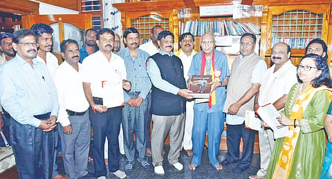  ಕನ್ನಡ ಪುಸ್ತಕ ಪ್ರಾಧಿಕಾರದಿಂದ ಆರಂಭಗೊಂಡಿರುವ ಮನೆಗೊಂದು ಗ್ರಂಥಾಲಯ ಯೋಜನೆ ಚಾಲನೆ ಕಾರ್ಯಕ್ರಮದಲ್ಲಿ ಡಾ.ಎಚ್.ಸಿ.ಮಹದೇವಪ್ಪ, ಡಾ.ಸಿಪಿಕೆ, ಮಾನಸ, ಅಂಶಿ ಪ್ರಸನ್ನಕುಮಾರ್, ಎಂ. ಚಂದ್ರಶೇಖರ್, ಡಾ.ಎಂ. ಮಹೇಶ್ ಚಿಕ್ಕಲ್ಲೂರು, ದೇವರಾಜ್ ಪಿ. ಚಿಕ್ಕಹಳ್ಳಿ, ಬಲವಂತರಾವ್  ಪಾಟೀಲ್, ವಿ.ಎನ್. ಮಲ್ಲಿಕಾರ್ಜುನಸ್ವಾಮಿ ಇತರರು ಇದ್ದರು.