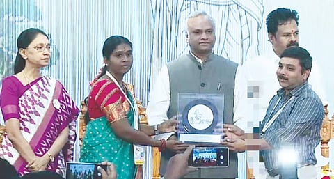 ಬೆಂಗಳೂರಿನಲ್ಲಿ ಆಯೋಜಿಸಿದ್ದ ಕಾರ್ಯಕ್ರಮದಲ್ಲಿ ದೊಡ್ಡಮಾರಗೌಡನಹಳ್ಳಿ ಗ್ರಾಮ ಪಂಚಾಯಿತಿಗೆ ಗಾಂಧಿ ಗ್ರಾಮ ಪುರಸ್ಕಾರವನ್ನು ಅಧ್ಯಕ್ಷೆ ಲತಾ, ಪಿಡಿಒ ಕಂಚಿನಕೆರೆ ರುಕ್ಮಾಂಗದ ಅವರಿಗೆ ಸಚಿವ ಪ್ರಿಯಾಂಕ್ ಖರ್ಗೆ ಇತ್ತೀಚೆಗೆ ವಿತರಿಸಿದರು.