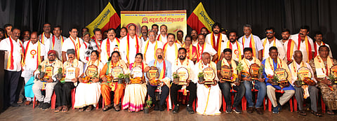  ಕಿರು ರಂಗಮಂದಿರದಲ್ಲಿ ಆಯೋಜಿಸಿದ್ದ ಕನ್ನಡ ಜಾಗೃತಿ ಸಮಾವೇಶದಲ್ಲಿ ಸಾಧಕರಿಗೆ ಕನ್ನಡ ಮಾಣಿಕ್ಯ ವಿಶೇಷ ಪ್ರಶಸ್ತಿ ಪ್ರದಾನ ಮಾಡಲಾಯಿತು. ಜಿ.ಟಿ.ದೇವೇಗೌಡ, ಎಂ.ಕೆ.ಸೋಮಶೇಖರ್, ಕೆ.ಆರ್.ಕುಮಾರ್, ಎಂ.ಯು.ಶೈಲಜಾ, ಬಿ.ಸುಂದರ್, ಕಮಲಾ ನಟರಾಜು ಇನ್ನಿತರರಿದ್ದರು.