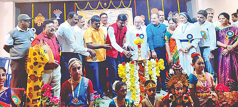 ಪ್ರತಿಭಾ ಕಾರಂಜಿ ಮತ್ತು ಕಲೋತ್ಸವ ಕಾರ್ಯಕ್ರಮವನ್ನು ಶಾಸಕ ಜಿ.ಟಿ.ದೇವೇಗೌಡ  ಉದ್ಘಾಟಿಸಿದರು. ಎಂ.ಪ್ರಕಾಶ್, ಡಿ.ಮಾಲೇಗೌಡ, ಮಾಲಂಗಿ ಸುರೇಶ್, ಮಹದೇವ, ರಘು, ಗೀತಾ ಇದ್ದರು.