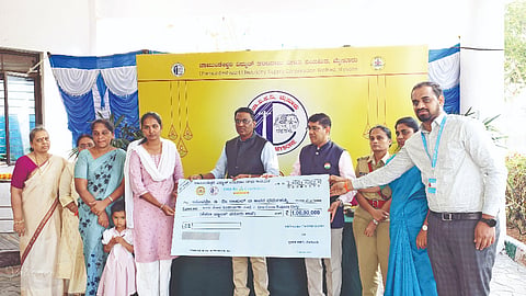 ಹಿನಕಲ್‌ನ ಸೆಸ್ಕ್ ಪ್ರಧಾನ ಕಚೇರಿಯಲ್ಲಿ  ಆಯೋಜಿಸಿದ್ದ 77ನೇ ಗಣರಾಜ್ಯೋತ್ಸವ ಕಾರ್ಯಕ್ರಮದಲ್ಲಿ ಮೃತ ಸಿಬ್ಬಂದಿ ಕುಟುಂಬಕ್ಕೆ ಪರಿಹಾರದ ಚೆಕ್ ಹಸ್ತಾಂತರಿಸಲಾಯಿತು. ಕೆ.ಎಂ.ಮುನಿಗೋಪಾಲ್‌ರಾಜು, ಡಿ.ಜೆ. ದಿವಾಕರ್, ಶರಣಮ್ಮ ಎಸ್. ಜಂಗಿನ, ಜಿ.ರೇಣುಕಾ, ಡಾ.ಬಿ.ಆರ್.ರೂಪಾ, ಸವಿತಾ ಹೂಗಾರ್, ಉಮೇಶ್ ಇತರರಿದ್ದರು.