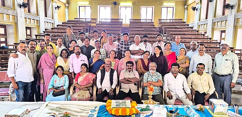  ‘ನೆಬೆ 40 ಸಮ್ಮಿಲನ’ ಕಾರ್ಯಕ್ರಮದಲ್ಲಿ ಪಾಲ್ಗೊಂಡಿದ್ದ ನಗರದ ಮಹಾರಾಜ ಕಾಲೇಜಿನಲ್ಲಿ 1986ರ ಹಳೇ ವಿದ್ಯಾರ್ಥಿಗಳು.