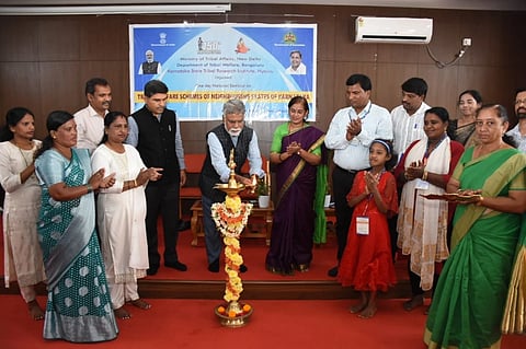 ನಗರದ ಕರ್ನಾಟಕ ರಾಜ್ಯ ಬುಡಕಟ್ಟು ಸಂಶೋಧನಾ ಸಂಸ್ಥೆಯಲ್ಲಿ ‘ಕರ್ನಾಟಕದ ನೆರೆಯ ರಾಜ್ಯಗಳಲ್ಲಿ ಬುಡಕಟ್ಟು ಜನರ ಕಲ್ಯಾಣ ಕಾರ್ಯಕ್ರಮಗಳ ಕುರಿತು ಮಂಗಳವಾರ ಆಯೋಜಿಸಿದ್ದ ರಾಷ್ಟ್ರೀಯ ವಿಚಾರ ಸಂಕಿರಣವನ್ನು ಮೈವಿವಿ ಹಿರಿಯ ಪ್ರಾಧ್ಯಾಪಕ ಪ್ರೊ.ಡಿ. ಆನಂದ್ ಉದ್ಘಾಟಿಸಿದರು.ಸಿ.ಶಿವಕುಮಾರ್, ಎಚ್.ಎಸ್. ಗಿರಿಜಾಂಬ, ಡಾ.ಮೋಹನ್‌ಕುಮಾರ್ ಇನ್ನಿತರರಿದ್ದರು.