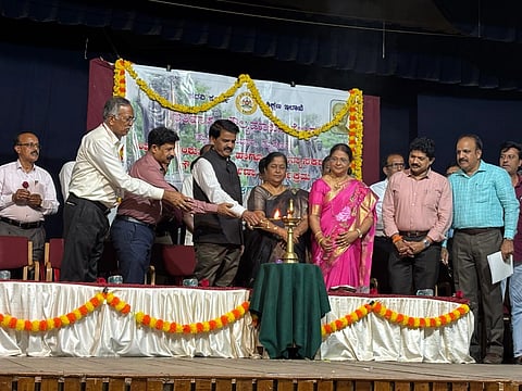 ಮೈಸೂರು ವಿಭಾಗದ ಇತಿಹಾಸ ಮೌಲ್ಯಮಾಪನ ಕೇಂದ್ರದಲ್ಲಿ ಆಯೋಜಿಸಿದ್ದ ಗೌರವ ಸಮರ್ಪಣಾ ಕಾರ್ಯಕ್ರಮವನ್ನು ಎನ್.ಮಹಾಲಿಂಗಯ್ಯ ಉದ್ಘಾಟಿಸಿದರು. ಎಂ.ಪಿ.ನಾಗಮ್ಮ, ತಮ್ಮೇಗೌಡ, ಎಚ್.ಬಿ.ವಾಸು, ಸುದೀಪ್, ಅಶೋಕ್‌ಕುಮಾರ್, ಎಚ್.ಜೆ.ನಾಗರಾಜ್, ಎನ್.ಎಂ.ಶಿವಪ್ರಕಾಶ್ ಇದ್ದರು.