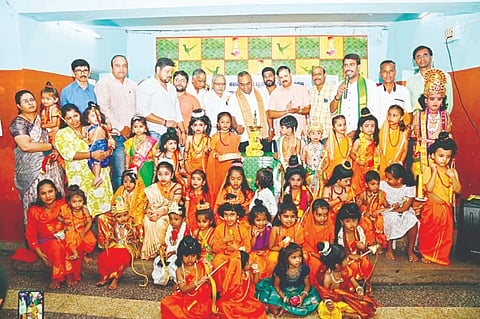 ರಾಮನವಮಿ ಅಂಗವಾಗಿ ಕೃಷ್ಣಮೂರ್ತಿಪುರಂನಲ್ಲಿರುವ ಶ್ರೀರಾಮಮಂದಿರದಲ್ಲಿ ಆಯೋಜಿಸಿದ್ದ ರಾಮಸೀತೆಯರ ವೇಷಭೂಷಣ ಸ್ಪರ್ಧೆಯಲ್ಲಿ ಟಿ.ಎಸ್.ಶ್ರೀವತ್ಸ, ರಘುರಾಮ ವಾಜಪೇಯಿ, ಕಾಂಗ್ರೆಸ್ ಮುಖಂಡ ಎನ್. ಎಂ. ನವೀನ್‌ಕುಮಾರ್, ಗಿರೀಶ್, ಮಾಧವರಾವ್, ವಿಕ್ರಂ ಅಯ್ಯಂಗಾರ್, ಅಮಿತ್, ಜಿ. ರಾಘವೇಂದ್ರ, ಜಗದೀಶ್ ಇತರರು ಇದ್ದರು.