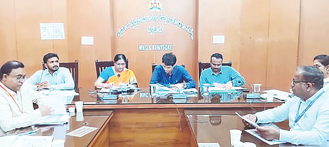ಮೈಸೂರು ವೈದ್ಯಕೀಯ ಕಾಲೇಜು ಮತ್ತು ಸಂಶೋಧನಾ ಸಂಸ್ಥೆಯಲ್ಲಿ ಜಿ.ಲಕ್ಷ್ಮೀಕಾಂತರೆಡ್ಡಿ ಅಧ್ಯಕ್ಷತೆಯಲ್ಲಿ ಸಭೆ ಆಯೋಜಿಸಲಾಗಿತ್ತು. ಎಸ್. ಯುಕೇಶ್ ಕುಮಾರ್, ದಾಕ್ಷಾಯಣಿ ಇತರರು ಇದ್ದರು.