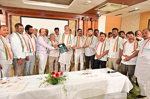 ನಗರದ ಖಾಸಗಿ ಹೋಟೆಲ್‌ನಲ್ಲಿ ಆಯೋಜಿಸಿದ್ದ ಸಭೆಯಲ್ಲಿ ಸಭೆಯಲ್ಲಿ ಶಾಸಕರಾದ ತನ್ವೀರ್ ಸೇಠ್, ಕೆ.ಹರೀಶ್ ಗೌಡ, ದರ್ಶನ್ ಧ್ರುವ ನಾರಾಯಣ್, ವಿಧಾನ ಪರಿಷತ್ ಸದಸ್ಯ ಡಾ.ಯತೀಂದ್ರ ಸಿದ್ದರಾಮಯ್ಯ, ವಿಧಾನ ಪರಿಷತ್ ಮಾಜಿ ಸದಸ್ಯರಾದ ಆರ್.ಧರ್ಮಸೇನಾ, ಮರಿತಿಬ್ಬೇಗೌಡ, ನಗರಾಧ್ಯಕ್ಷ ಆರ್.ಮೂರ್ತಿ, ಜಿಲ್ಲಾಧ್ಯಕ್ಷ ಡಾ.ಬಿ.ಜೆ.ವಿಜಯ್ ಕುಮಾರ್ ಭಾಗವಹಿಸಿದ್ದರು.