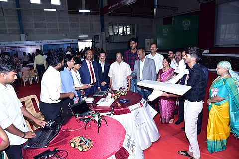  ವಿದ್ಯಾವರ್ಧಕ ಕಾಲೇಜ್ ಆಫ್ ಇಂಜಿನಿಯರಿಂಗ್‌ನಲ್ಲಿ ಆಯೋಜಿಸಿದ್ದ ಓಪನ್ ಡೇ-2026 ಕಾರ್ಯಕ್ರಮದಲ್ಲಿ ವಿದ್ಯಾರ್ಥಿಗಳು ತಯಾರಿಸಿದ ತಮ್ಮ ಪ್ರಾಜೆಕ್ಟ್‌ಗಳನ್ನು ಗಣ್ಯರಾದ ಗುಂಡಪ್ಪ ಗೌಡ, ಪಿ.ವಿಶ್ವನಾಥ್,  ಡಾ.ಬಿ. ಸದಾಶಿವೇಗೌಡ, ಉದಯಶಂಕರ್, ಕೆ.ಎಸ್.ಸುಂದರ್ ಕುತೂಹಲದಿಂದ ವೀಕ್ಷಿಸಿದರು.
