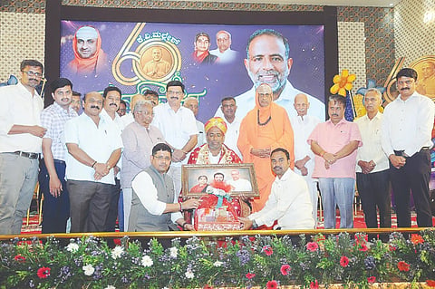  ಕೆ.ವಿ. ಮಲ್ಲೇಶ್ ಸ್ನೇಹ ಬಳಗದ ವತಿಯಿಂದ ಕೆ.ವಿ.ಮಲ್ಲೇಶ್ ಅವರನ್ನು ಅಭಿನಂದಿಸಲಾಯಿತು. ಶ್ರೀ ಶಿವರಾತ್ರಿ ದೇಶಿಕೇಂದ್ರ ಸ್ವಾಮೀಜಿ,  ಪ್ರೊ.ಎಂ. ಕೃಷ್ಣೇಗೌಡ, ಎಚ್.ವಿ. ರಾಜೀವ್, ಪ್ರೊ.ಕೆ.ಸಿ. ಶಿವಪ್ಪ, ಜಿ.ಡಿ. ಹರೀಶ್ ಗೌಡ,ಕೆ.ಶಿವಕುಮಾರ್, ಎಲ್.ನಾಗೇಂದ್ರ ಇತರರಿದ್ದರು.